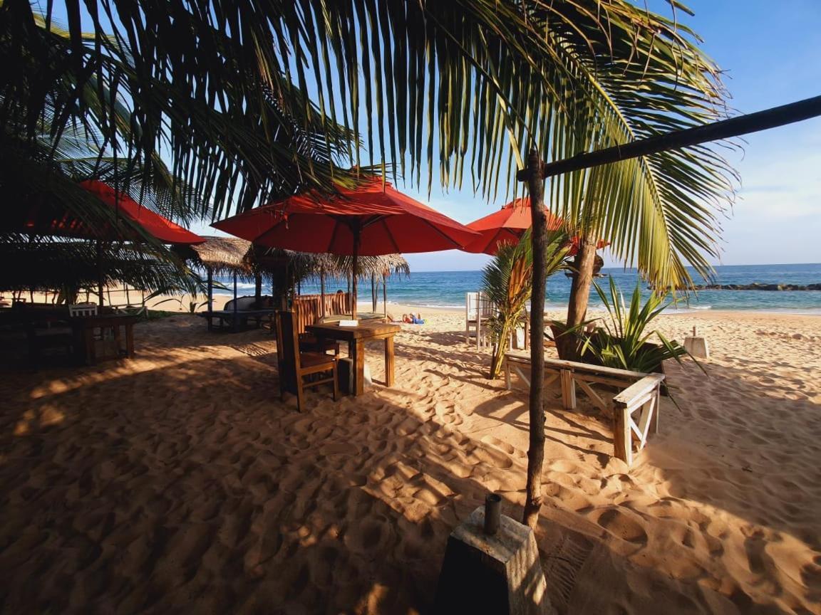 Blue Horizon Beach Hotel Тангале Екстериор снимка