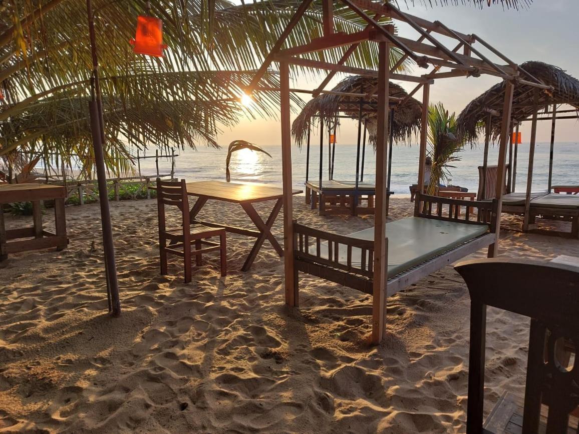 Blue Horizon Beach Hotel Тангале Екстериор снимка